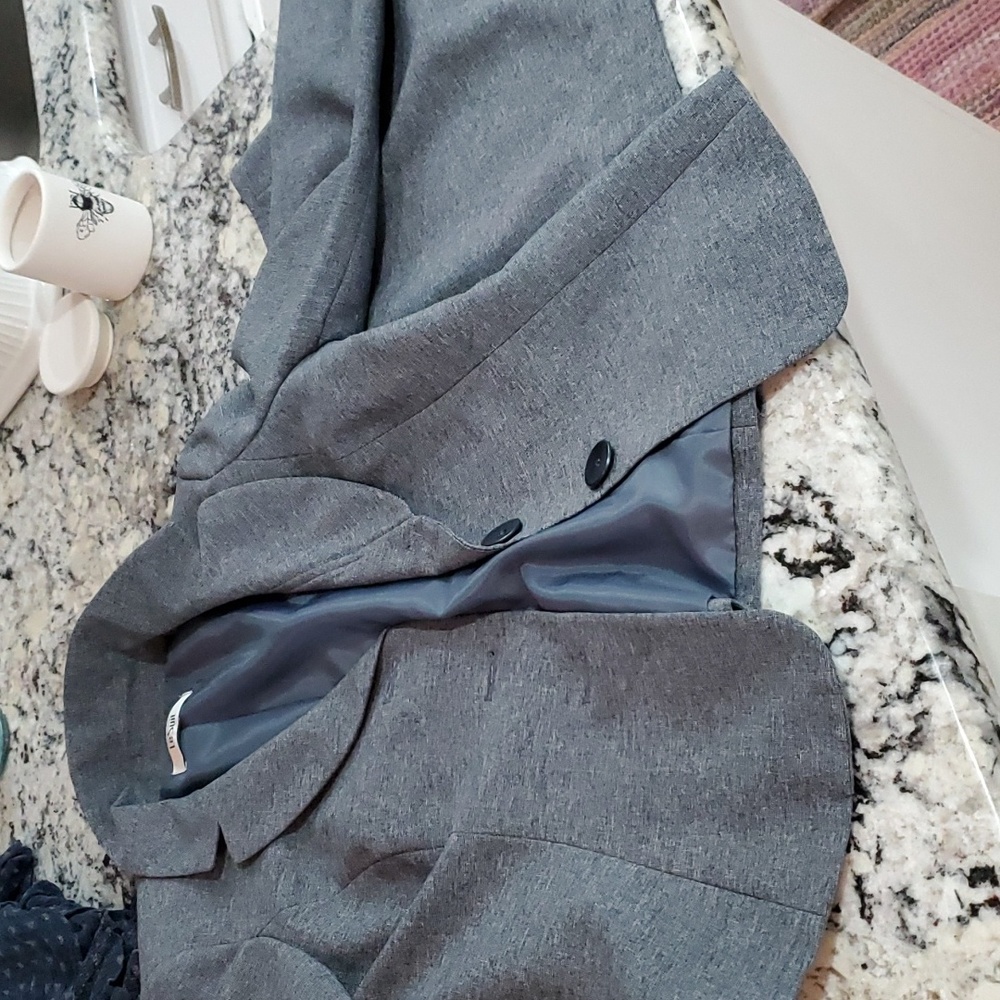 Ladies Le Suit business size 6 but tags off.  skirt photo with measuring tape